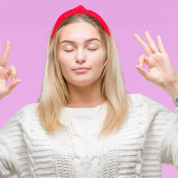 Giovane Donna Caucasica Indossa Maglione Invernale Sfondo Isolato Rilassarsi Sorridere — Foto Stock