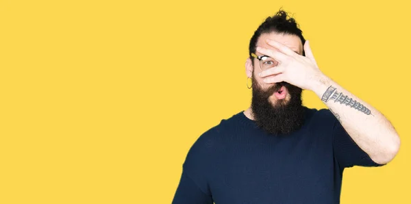 Homem Jovem Hipster Com Cabelos Longos Barba Vestindo Óculos Espreitando — Fotografia de Stock