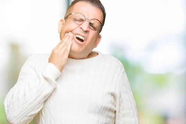 Pria Arab Usia Pertengahan Mengenakan Kacamata Atas Mulut Yang Menyentuh — Stok Foto