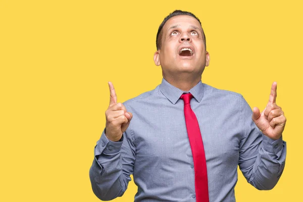 Hombre Árabe Mediana Edad Con Corbata Roja Sobre Fondo Aislado —  Fotos de Stock