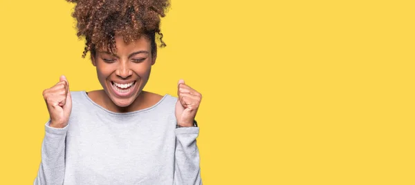 Hermosa Joven Afroamericana Sobre Fondo Aislado Emocionada Por Éxito Con —  Fotos de Stock