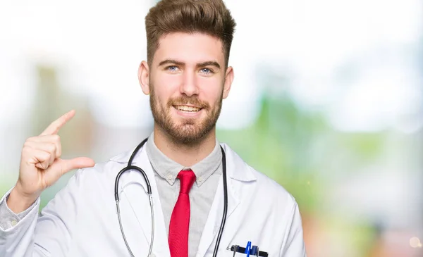 Młody Przystojny Lekarz Człowiek Ubrany Płaszcz Medycznych Uśmiechając Się Pewnie — Zdjęcie stockowe