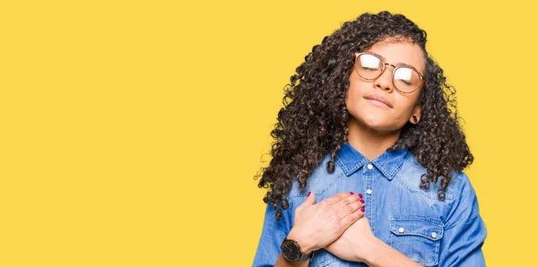 Mooie Jongedame Met Krullend Haar Dragen Bril Glimlachend Met Handen — Stockfoto