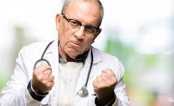 Tıbbi Giyen Yakışıklı Kıdemli Doktor Adam Yumruk Savunma Hareketi Kızgın — Stok fotoğraf