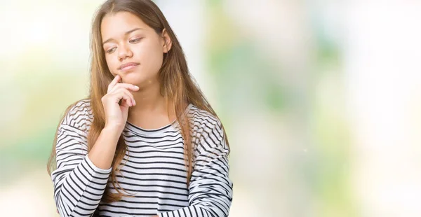 Mladá Krásná Brunetka Oblečená Proužků Izolované Pozadí Rukou Bradě Přemýšlí — Stock fotografie