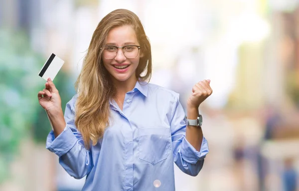 Joven Hermosa Mujer Rubia Sosteniendo Tarjeta Crédito Sobre Fondo Aislado —  Fotos de Stock