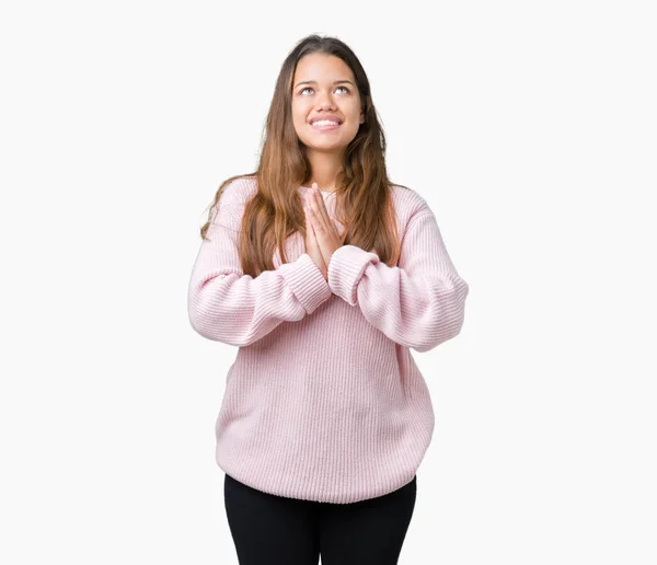 Joven Mujer Morena Hermosa Vistiendo Suéter Invierno Rosa Sobre Fondo — Foto de Stock