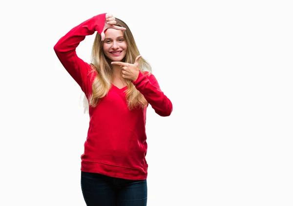 年轻美丽的金发碧眼的女人穿着红色毛衣在孤立的背景微笑的框架与手和手指与快乐的脸 创意和摄影理念 — 图库照片