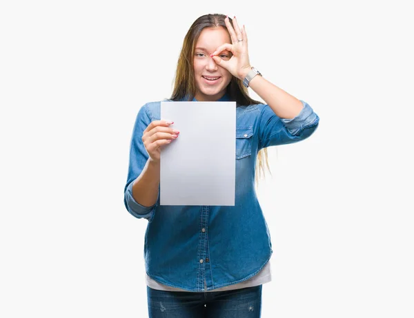 Joven Mujer Caucásica Sosteniendo Hoja Papel Blanco Sobre Fondo Aislado —  Fotos de Stock