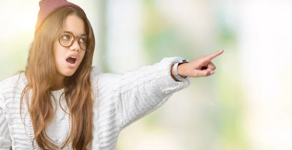 Mladá Krásná Brunetka Hipšanka Brýlemi Zimními Klobouky Izolovaném Pozadí Ukazováčku — Stock fotografie