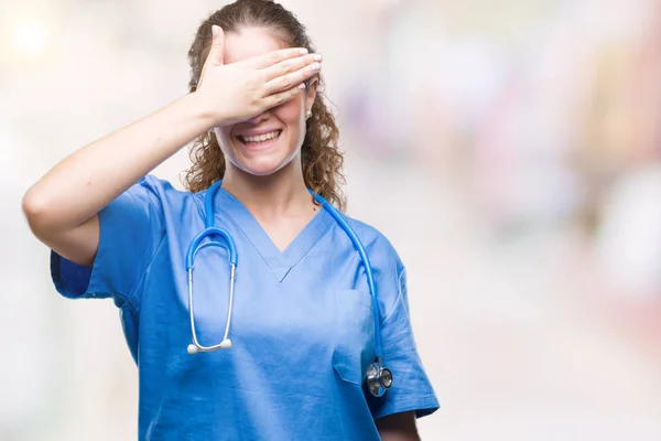 Joven Chica Doctora Morena Vistiendo Uniforme Enfermera Cirujano Sobre Fondo — Foto de Stock