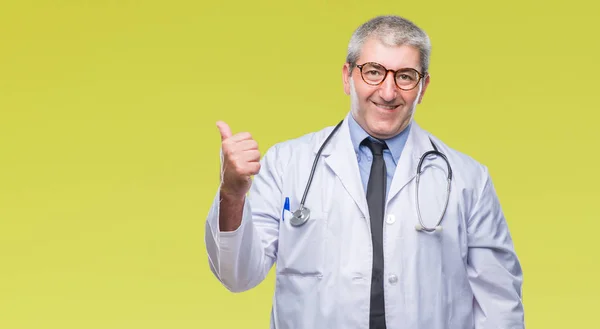 Stilig Senior Doktor Mannen Över Isolerade Bakgrund Leende Med Glada — Stockfoto