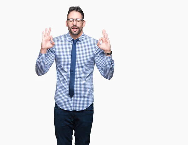 Joven Hombre Negocios Con Gafas Sobre Fondo Aislado Relajarse Sonreír — Foto de Stock