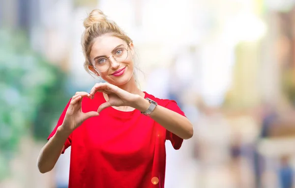 Jovem Mulher Loira Bonita Vestindo Camiseta Vermelha Óculos Sobre Fundo — Fotografia de Stock