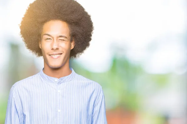 Joven Hombre Afroamericano Con Pelo Afro Guiño Mirando Cámara Con —  Fotos de Stock