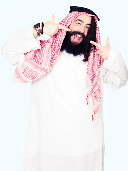 Arabian Biznesmena Długimi Włosami Sobie Szalik Kefija Tradycyjnych Uśmiechający Się — Zdjęcie stockowe