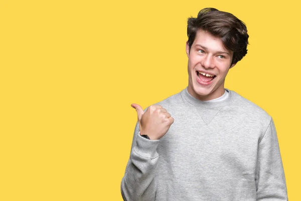 Joven Hombre Deportivo Guapo Usando Sudadera Sobre Fondo Aislado Sonriendo —  Fotos de Stock