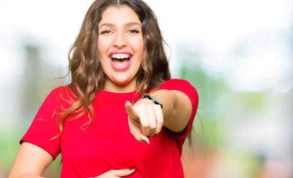 Jeune Belle Femme Portant Shirt Décontracté Rire Vous Pointant Vers — Photo