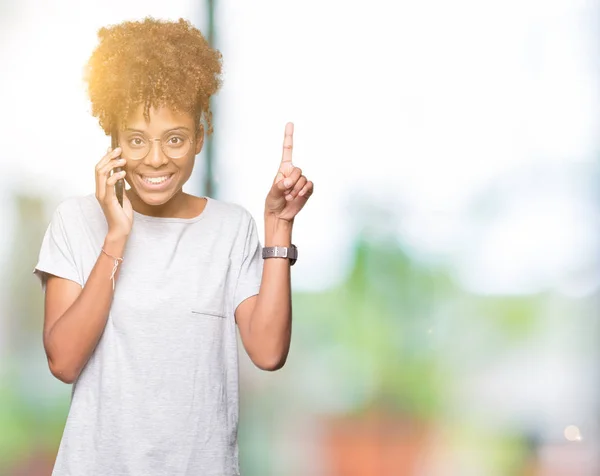 Jonge Afrikaanse Amerikaanse Vrouw Praten Smartphone Geïsoleerd Achtergrond Verrast Met — Stockfoto