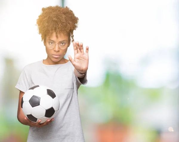 Молода Жінка Тримає Футбол Футбольний Ізольованих Фону Відкритою Боку Робити — стокове фото