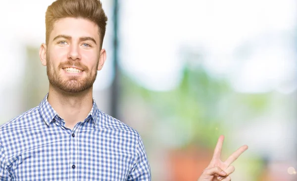 Homem Bonito Jovem Dos Bussines Que Sorri Com Cara Feliz — Fotografia de Stock