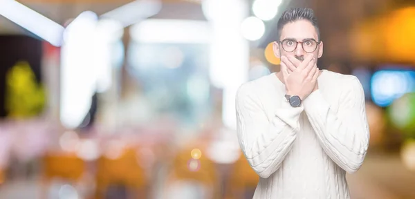 Joven Hombre Guapo Con Gafas Sobre Fondo Aislado Impactó Cubriendo —  Fotos de Stock