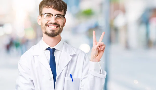 Giovane Scienziato Professionista Uomo Indossa Camice Bianco Sfondo Isolato Sorridente — Foto Stock