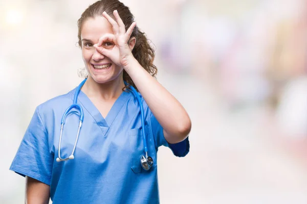 Joven Chica Doctora Morena Vistiendo Uniforme Enfermera Cirujano Sobre Fondo — Foto de Stock