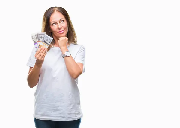 Mujer Hispana Mediana Edad Sosteniendo Montón Dólares Sobre Fondo Aislado — Foto de Stock