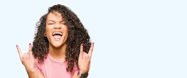 Junge Schöne Frau Mit Lockigem Haar Trägt Rosa Shirt Schreit — Stockfoto