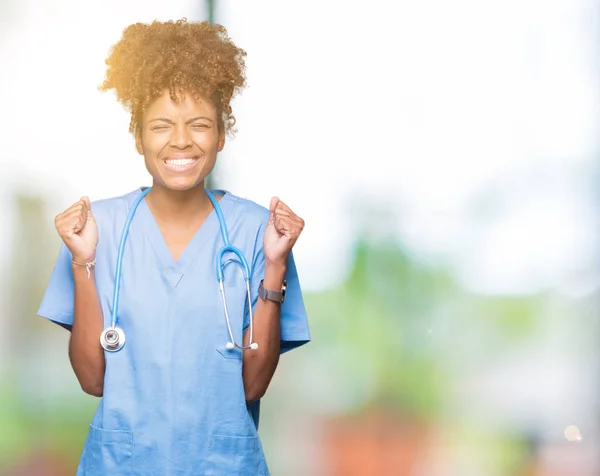 Jeune Femme Médecin Afro Américaine Sur Fond Isolé Excité Par — Photo