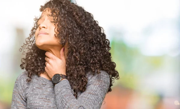 Mujer Hermosa Joven Con Pelo Rizado Usando Suéter Gris Tocando — Foto de Stock