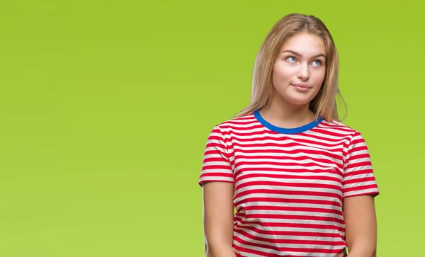 Joven Mujer Caucásica Sobre Fondo Aislado Sonriendo Mirando Lado Mirando —  Fotos de Stock