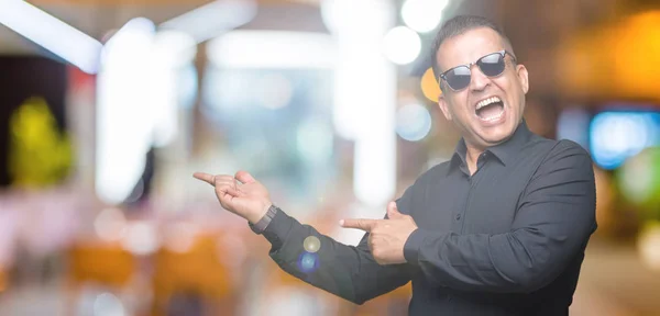 Hombre Árabe Mediana Edad Con Gafas Sol Sobre Fondo Aislado —  Fotos de Stock