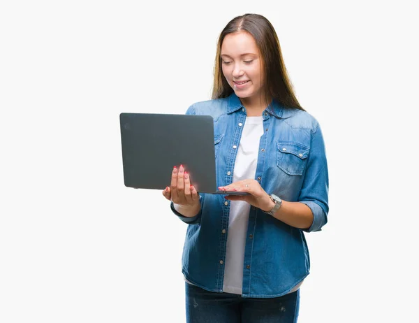 Молода Біла Жінка Використовує Ноутбук Над Ізольованим Тлом Щасливим Обличчям — стокове фото