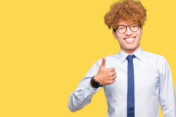 Joven Hombre Negocios Guapo Con Gafas Afro Haciendo Gesto Feliz —  Fotos de Stock