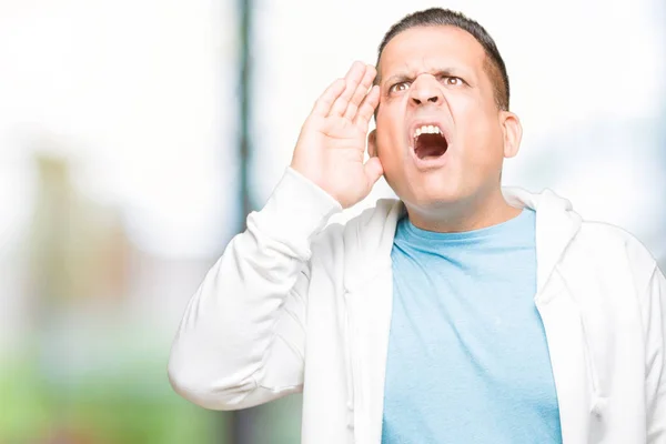 Hombre Árabe Mediana Edad Con Sudadera Sobre Fondo Aislado Gritando —  Fotos de Stock