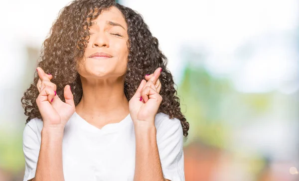 Joven Hermosa Mujer Con Pelo Rizado Usando Camiseta Blanca Sonriendo — Foto de Stock