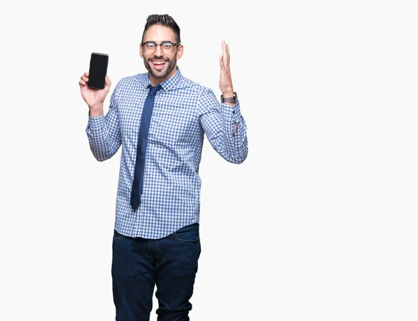 Junger Geschäftsmann Zeigt Smartphone Bildschirm Vor Isoliertem Hintergrund Sehr Glücklich — Stockfoto