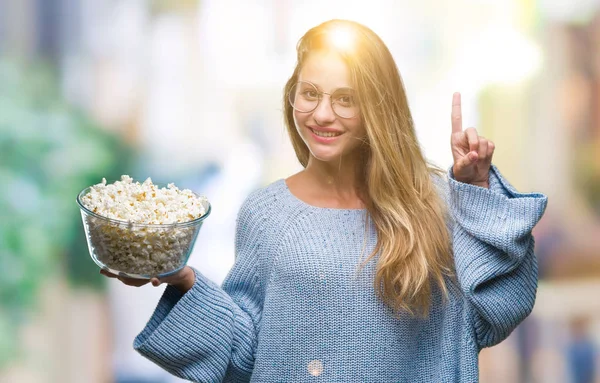 Giovane Bella Donna Bionda Mangiare Popcorn Sfondo Isolato Sorpreso Con — Foto Stock