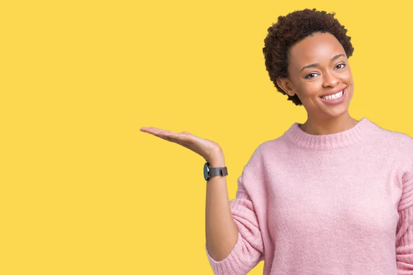 Linda Jovem Afro Americana Sobre Fundo Isolado Sorrindo Alegre Apresentando — Fotografia de Stock