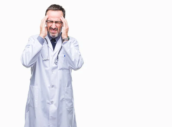 Hombre Médico Mediana Edad Con Uniforme Médico Aislado Fondo Con —  Fotos de Stock