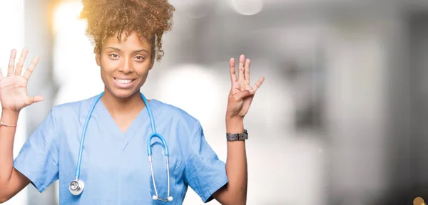 Junge Afrikanisch Amerikanische Ärztin Über Isoliertem Hintergrund Die Mit Fingern — Stockfoto