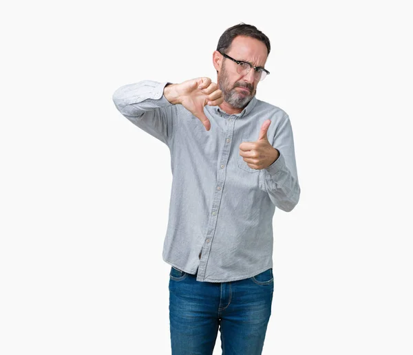 ハンサムな中年エレガントなシニア男性やって親指を上下分離の背景 不一致 契約式眼鏡します クレイジー衝突 — ストック写真