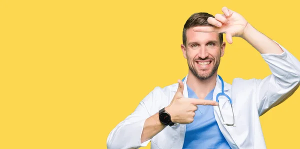Yakışıklı Doktor Adam Elleriyle Yapım Çerçeve Parmakları Ile Mutlu Yüz — Stok fotoğraf