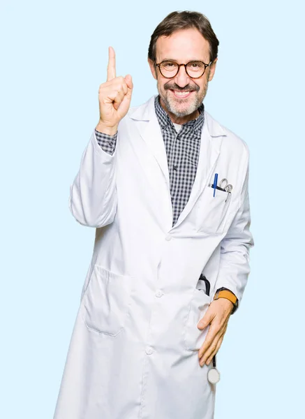 Orta Yaş Doktor Erkek Tıbbi Giyen Başarılı Fikirle Işaret Parmağı — Stok fotoğraf