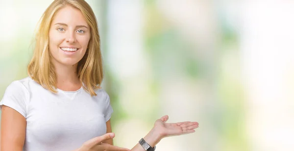 Mooie Jonge Vrouw Dragen Casual Wit Shirt Geïsoleerde Achtergrond Uitnodigen — Stockfoto