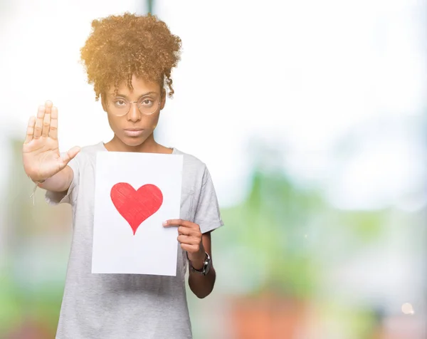 Jovem Afro Americana Segurando Papel Com Coração Vermelho Sobre Fundo — Fotografia de Stock