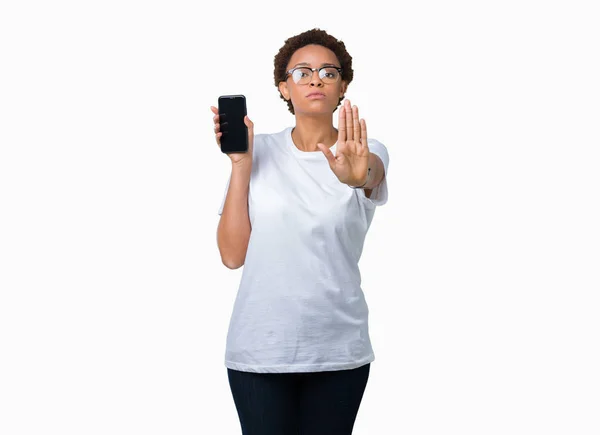 Young African American Woman Showing Smartphone Screen Isolated Background Open — Stock Photo, Image