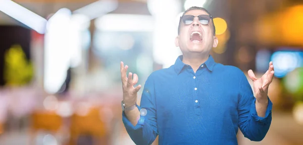 Medelåldern Arabiska Mannen Bär Solglasögon Över Isolerade Bakgrund Crazy Och — Stockfoto